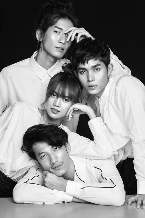 Family Photo Pose Reference, Portrait Group Photography, Official Portrait Photography, Classic Family Photos, Group Of 4 Poses, Groups Photography, Group Photo Shoot, Running Man Cast, Sibling Photography Poses