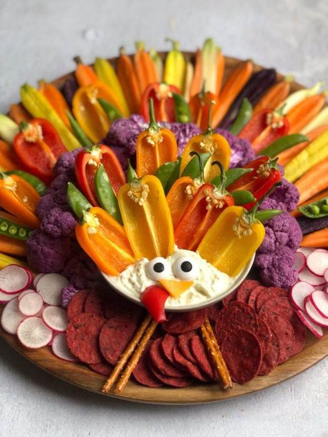 Healthy Thanksgiving Snacks, Thanksgiving Kid Snacks, Thanksgiving Veggie Tray, Turkey Veggie Tray, Thanksgiving Appetizers Healthy, Thanksgiving Charcuterie Board, Thanksgiving Veggies, Turkey Appetizers, Thanksgiving Charcuterie