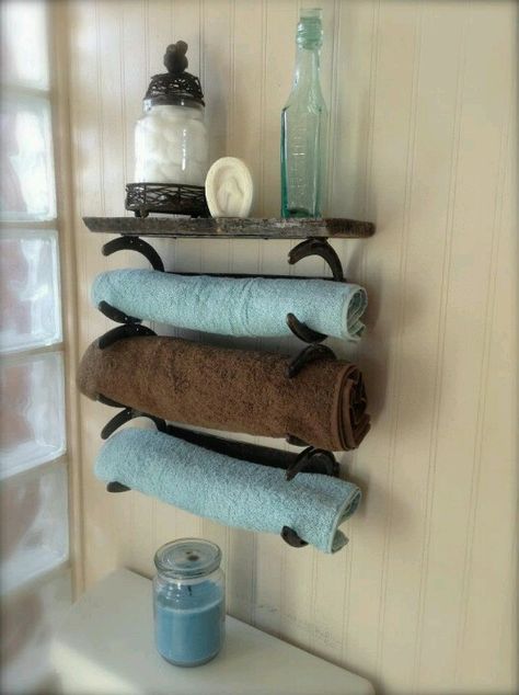 Cute Modern And Rustic Decor, Horseshoe Projects, Diy Towels, Horseshoe Decor, Horseshoe Crafts, Diy Casa, Western Home Decor, Rustic Bathroom, Country House Decor