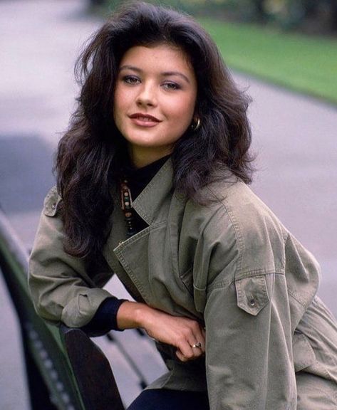 Catherine Zeta Jones Entrapment, Catherine Zeta Jones Young, Zeta Jones, Catherine Zeta Jones, Swansea, Actors & Actresses, Pretty People, Beautiful People, Persona