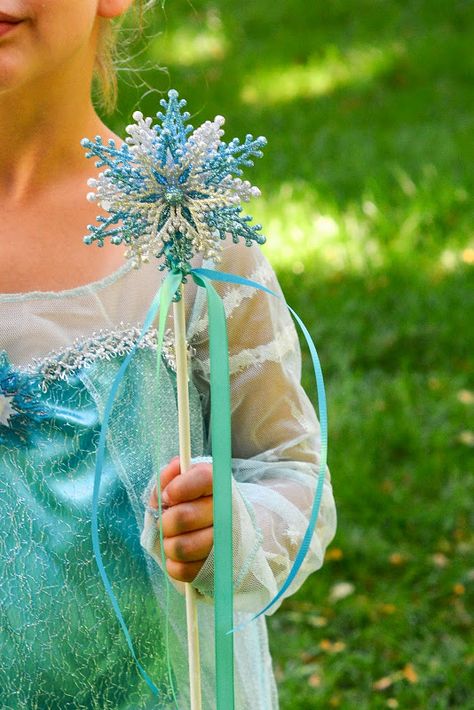 Frozen Wands, Elsa Crafts, Wand Tutorial, Nest Craft, Anna Und Elsa, Crafts For Kids Easy, Princess Wands, Frozen Themed Birthday Party, Elsa Costume