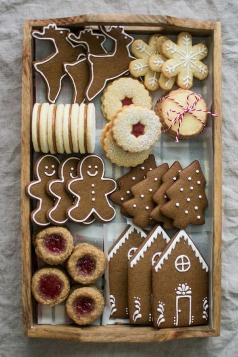 Jul Kaka, Christmas Cookie Box, Gingerbread Party, Christmas Biscuits, Ginger Bread Cookies Recipe, Gingerbread Recipe, Xmas Cookies, Christmas Sweets, Christmas Cookies Decorated