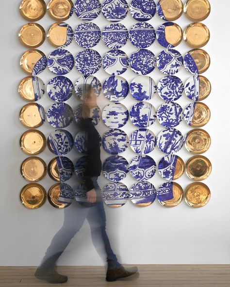 @mollyhatchstudio marries  painting and sculpture using ceramic surfaces to create her historically-inspired hand-painted wall installations. Composed of earthenware plates, Hatch found inspiration for this piece from an eighteenth-century French watercolor from the Metropolitan Museum of Art. #ceramics #sculpture #painting #chinoiserie #watercolor #porcelain #earthenware #contemporaryart #fineart #blueandwhite #blueandwhitechina Wabi Sabi Decor, Painted Ceramic Plates, Chinese Interior, Traditional Dining Rooms, Art Consultant, Modern Chinese, Wall Installation, Art Drawings For Kids, Sculpture Installation