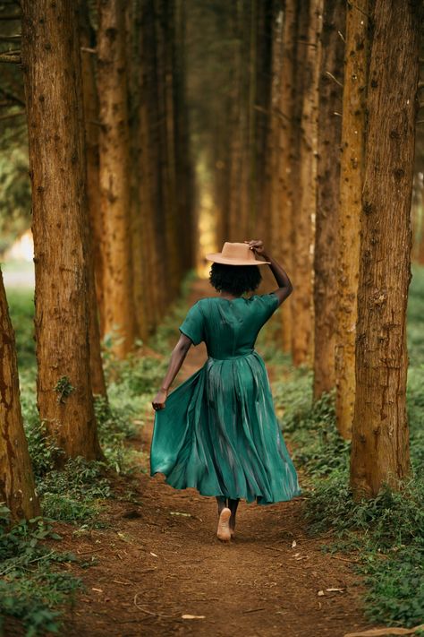 Walking photo shoot. Symmetry.
Vibe: Forest, outdoors, fedora hat, dancing 
Outfit: Green to match nature
Model: Matching nature Outdoor Birthday Photoshoot Women, Forest Shoot, Garden Shoot, Mother Daughter Photoshoot, Outdoor Portrait Photography, Beautiful Photoshoot Ideas, Creative Poses, Creative Photoshoot Ideas, Birthday Shoot