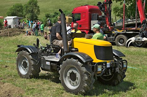 Iraqi People, Homemade Tractor, Stump Grinder, Small Tractors, Compact Tractors, Old Tractors, Car Trailer, Garden Tractor, Heavy Machinery