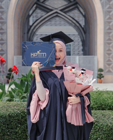 Photo Ideas For Graduation, Convo Picture Idea, Convocation Day Photo Ideas, Convocation Poses Idea, Photo For Graduation, Idea For Graduation Photo, Konvokesyen Photography, Hijab Graduation Pictures, Convocation Photo Ideas