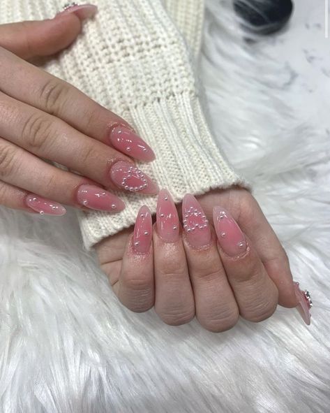 Valintens Nail Ideas Almond, Valentines Day Nails Designs Almond, Valentines Nails Acrylic Almond, Valentines Almond Nails, Valentines Day Nails Almond Shape, Valentines Day Nails Almond, Valentine Nails Pink, Valentines Day Nails, Nail Designs Valentines