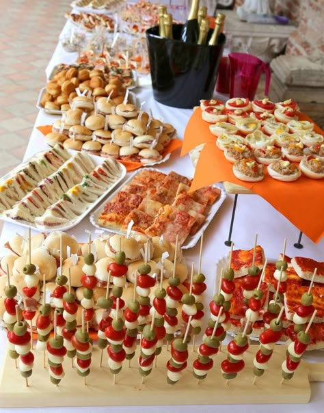 Wedding Grazing Table Ideas, Wedding Grazing Table, Grazing Table Ideas, Fest Mad, Birthday Party Snacks, Party Food Buffet, Grazing Table, Party Food Platters, Snack Table