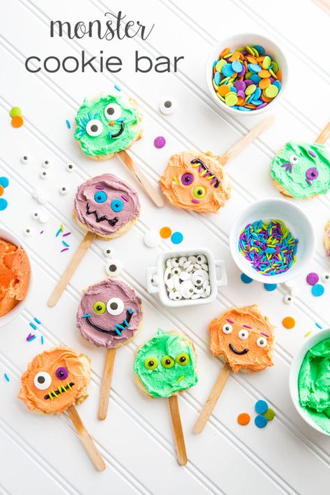 Make Your Own Monster, Creepy Food, Monster Cookie Bars, Halloween Cookie Recipes, Monster Cookie, Halloween Cookies Decorated, Easy Halloween Party, Easy Halloween Food, Fröhliches Halloween