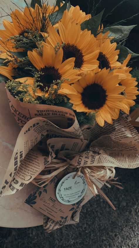 Flower Bouquet Sunflower, Winter Sunflower, Sunflowers Aesthetic, Awsome Pictures, Sunflower Bouquet, Snap Streak Ideas Easy, Sun Flowers, Boquette Flowers, Sunflower Bouquets