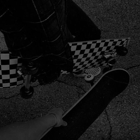 Dark Grunge Photos, Skate Bord, Dark Grunge Aesthetic, Skateboard Aesthetic, Grunge Pictures, Grunge Vibes, Dark Grunge, Dark Paradise, Aesthetic Japan