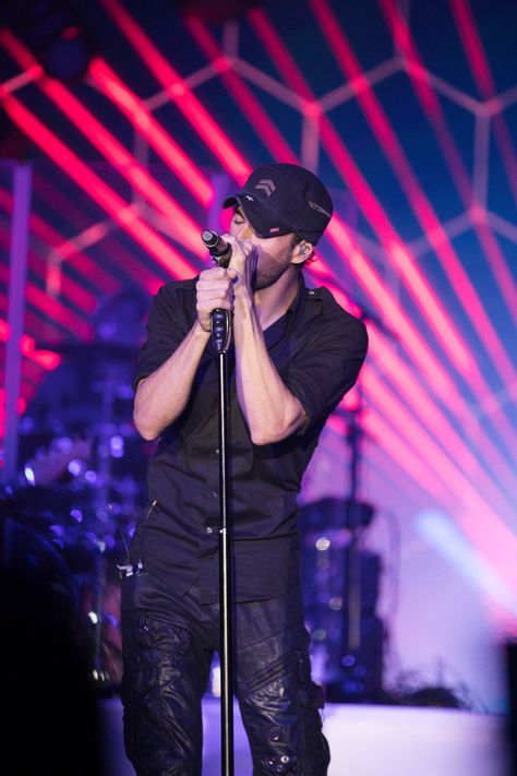 Enrique Iglesias Wallpapers, Enrique Iglesias Concert, Enrique Iglesias Songs Lyrics, Rock Artists, Enrique Iglesias, Photo Blog, King Of Pops, Music Fashion, Powerful Quotes