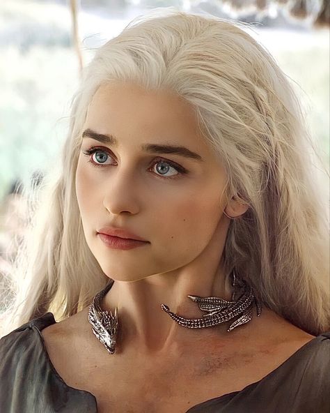 Danarys Targaryen, Winterfell Art, Emilia Clarke Pics, Game Of Thrones Dress, Emilia Clarke Daenerys Targaryen, Cool Blonde Hair, Targaryen Aesthetic, Gra O Tron, Cool Blonde