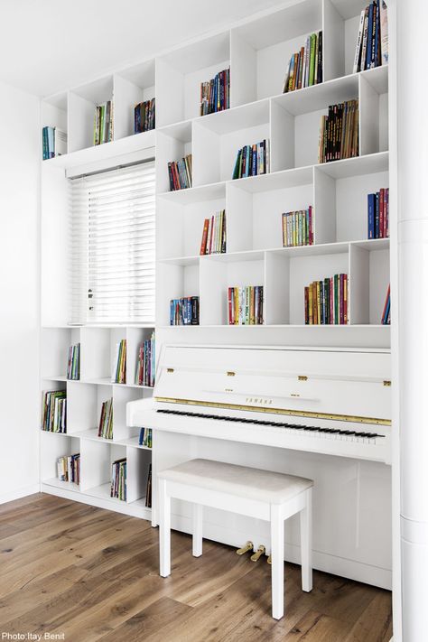 Piano Bookshelf, Piano Nook, Studio Apartment Plan, Piano Room Decor, Piano Living Rooms, Piano Library, Zen Room Decor, Piano Lounge, Piano Wall