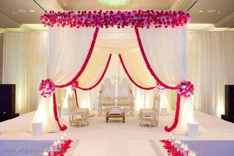 Mandap Designs Indian, Simple Mandap Design, Mandala Wedding, Mandap Design, Wedding Setup, Wedding Hall Decorations, Mandap Decor, Marriage Decoration, Desi Wedding Decor