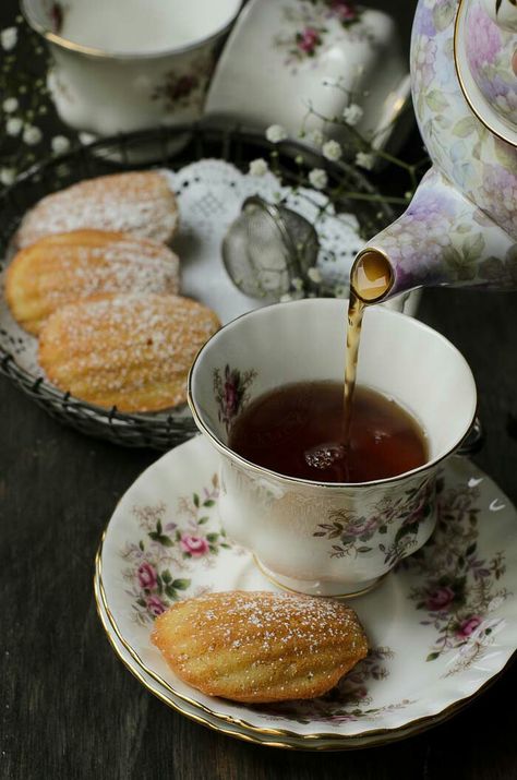 French Madeleines, Romeo I Julia, Madeleine Recipe, Dark Food, Moody Photography, Relaxing Tea, Cuppa Tea, Coffee Photography, Slow Life