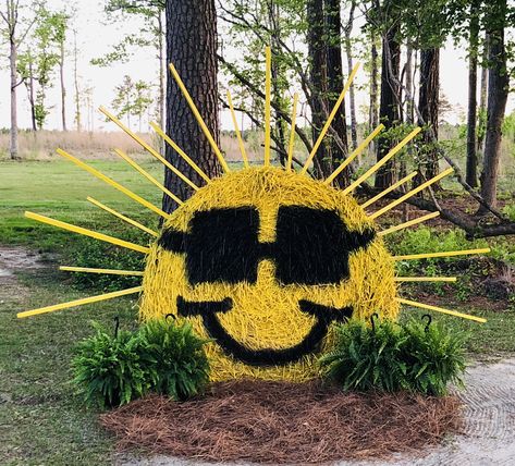 How To Paint Hay Bales, Hay Bale Painting Ideas, Round Bale Decorating Ideas, Hay Bale Art Ideas, Round Hay Bale Decorating Ideas, Painted Hay Bale Ideas, Fall Wagon Decor, Hay Bale Decorating Ideas, Hay Bale Fall Decor