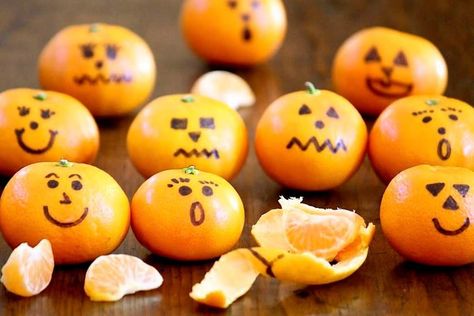 Clementine Jack-o’-lanterns (plus a few other Halloween treats) Clementine Jack O Lanterns, Halloween Clementines, Peep Ideas, Halloween Fun Facts, Kid Desserts, Toddler Arts And Crafts, Diy Toddler, Remote Learning, Halloween Food For Party