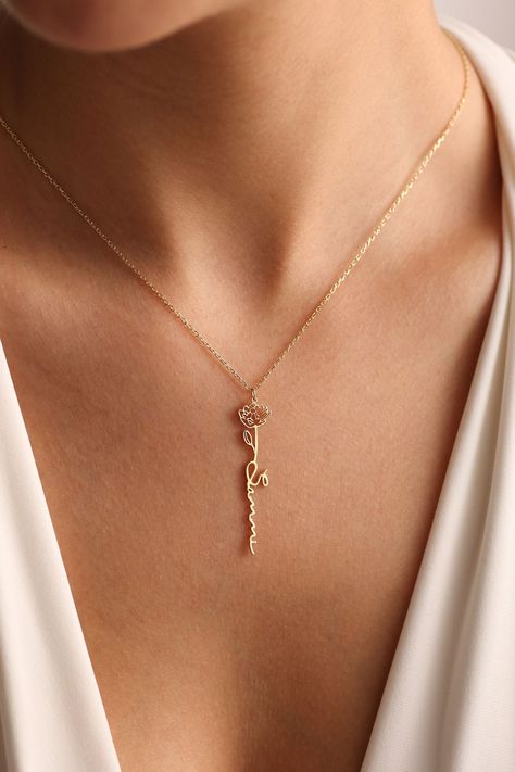 Dainty Western Jewelry, Trending Gold Jewellery Designs, Jewelry Design Necklace Gold, Name Pendant Design, Gold Simple Jewelry, Necklace Name Design, Necklace Designs Gold, Fancy Necklaces, Gold Necklace Design