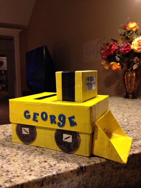 My Boy's Valentine's Day box! Bull dozer back hoe construction vehicle! Love this! Homemade Valentine Boxes, Book Themed Crafts, Construction Valentines, Valentine's Boxes, Valentines Day Box, Kids Valentine Boxes, Homemade Valentine, Valentine Card Box, Valentine Boxes