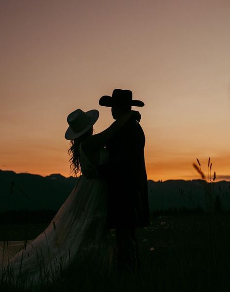 Western Wedding Poses, Cowboy Black Tie Wedding, Wedding Photo Ideas Western, Western Wedding Photoshoot, Western Elopement Photoshoot, Goth Western Wedding, Western Wedding Picture Ideas, Black Tie Western Wedding, Western Wedding Photo Ideas