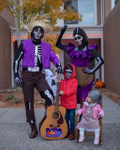 coco family costumes Disney Halloween Costumes Diy, Family Costumes For 4, Halloween Costume Family, Coco Costume, Matching Family Halloween Costumes, Disney Family Costumes, Family Costume Ideas, Family Themed Halloween Costumes, Costume Family