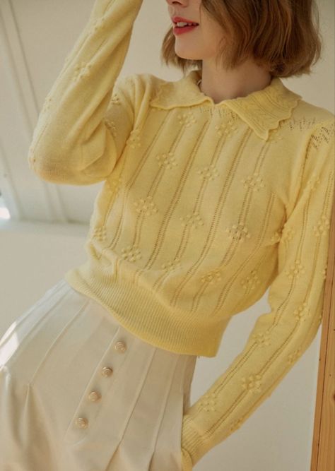 Casual Dresses For Summer, Yellow Knit Sweater, Fresh Fashion, Simple Retro, Spring Mood, Yellow Outfit, Yellow Knit, Yellow Sweater, Moda Vintage