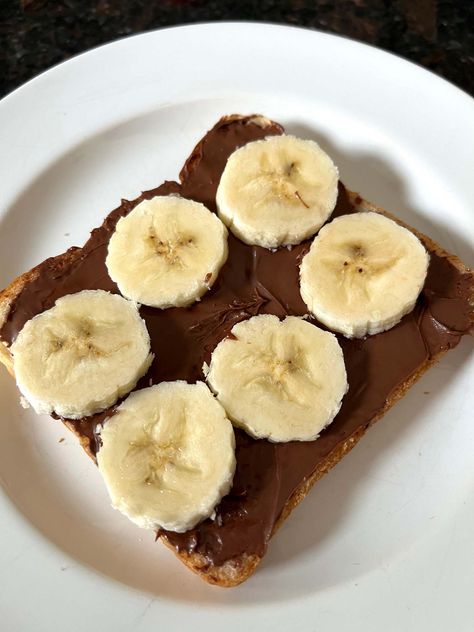 Nutella Banana Sandwich Recipe Pb Banana Toast, Nutella And Banana, Nutella Sandwich, Nutella Hot Chocolate, Chocolate Hummus, Banana Recipe, Banana Toast, Banana Sandwich, Banana Slices