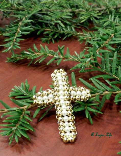 A Lapin Life: How to Make a Beaded Wire Cross for Christmas Craft Tutorial Cross Ornaments Diy, Beaded Cross Tutorial, Chrismon Patterns, Cross Ornaments, Wire Crosses, Retreat Gifts, Transfer Images, Savvy Southern Style, Beaded Cross