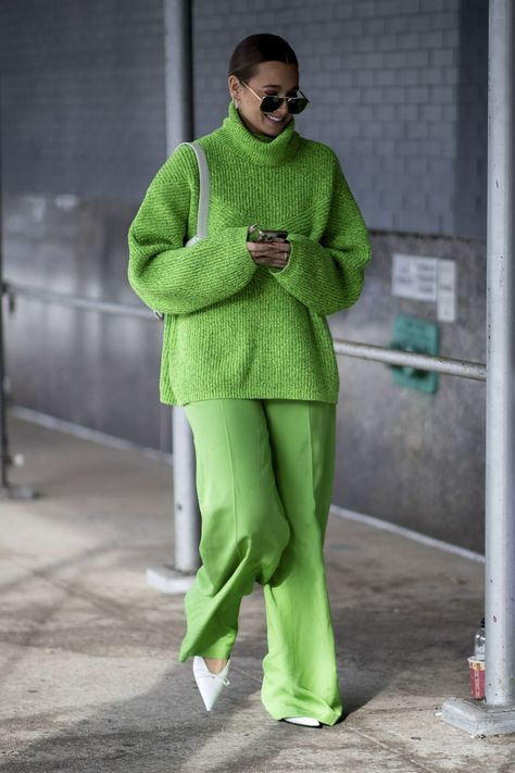 Monochromatic Fashion, Minimal Street Style, Monochromatic Outfit, New York Fashion Week Street Style, Nyfw Street Style, Green Outfit, Street Style Inspiration, Cool Street Fashion, Fashion Week Street Style