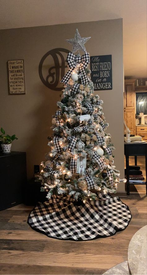 Flocked Tree with black and white buffalo plaid Best Christmas Tree Decorations, Black Christmas Decorations, Tree Decoration Ideas, Best Christmas Tree, Buffalo Plaid Christmas Decor, Diy Christmas Tree Topper, Flocked Christmas Trees Decorated, Buffalo Plaid Christmas Tree, Christmas Tree Decorating Themes