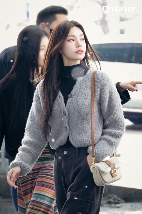 Yeji Airport Fashion, Korean Airport Fashion, Idols Outfits, Airport Fits, Hwang Yeji, Black Icon, Itzy Yeji, Brown Outfit, Grey Outfit