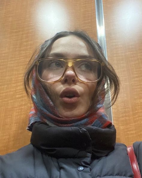 Edge Of Seventeen Aesthetic, Nadine Franklin, The Edge Of Seventeen, Glasses Inspiration, Seventeen Aesthetic, Cool Glasses, Alexa Chung, Vogue Fashion, Fashion 2018