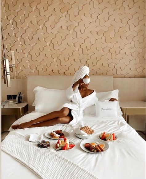 Bed Shoot Ideas Women, Luxury Hotel Photoshoot Ideas, Birthday Breakfast Outfit Ideas, Hotel Bed Birthday Photoshoot, Hotel Bed Photoshoot Ideas, Birthday Shoot In Bed, Bed Photoshoot Black Woman, Birthday In Bed Photoshoot Ideas, Birthday Bed Photoshoot Ideas