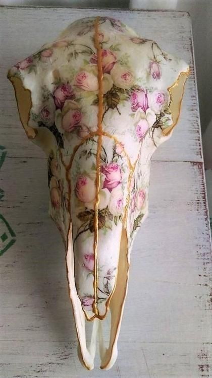 Painted Animal Skulls, Animal Skull Decor, Deer Skull Art, Cow Skull Decor, Cow Skull Art, Sheep Skull, Ideas For Painting, Goat Skull, Pink Sheep