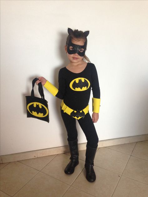 Batgirl custome kids batichica disfraz niña Batgirl Costume Kids, Batwoman Costume, Superhero Costumes Kids, Recycled Costumes, Batman Diy, Batman Costumes, Batman Cake, Batgirl Costume, Holloween Costume