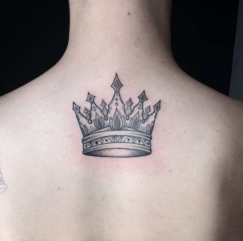 A Crown Tattoo, Crown Tattoo Men, Tattoo On The Back, Crown Tattoos, Tattoo Son, Crown Tattoo Design, King Tattoos, Queen Tattoo, Omerta Tattoo