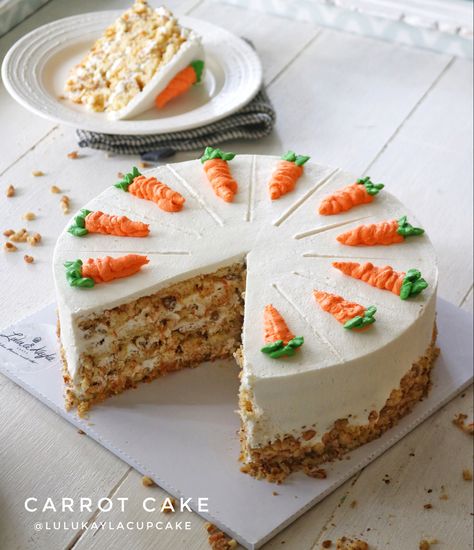 Carrot Cake Aesthetic, Carrot Cake Design, Carrot Cake Decorating Ideas, Carrot Birthday Cake, Carrot Cake Decoration, Food Photography Dessert, Cake Decorating Books, Buttercream Decorating, Cake Decorating For Beginners