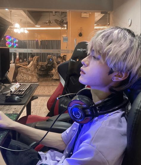 gamer val boy asian douyin Asian Nerd Guy, Asian Boys With Glasses, Blonde Japanese Boy, Nerd Aesthetic Men, Asian Teenager Boy, Gamer Guy Aesthetic, Asian Boy With Glasses, Gamer Boy Outfit, Japanese Boy Aesthetic