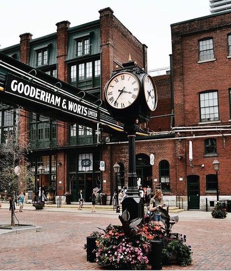 Distillery District . Toronto 📷 : jolieoligny Toronto Activities, Toronto Living, Distillery District Toronto, Canada Honeymoon, Toronto Images, Toronto Architecture, Toronto Street, Canadian Things, History Photography