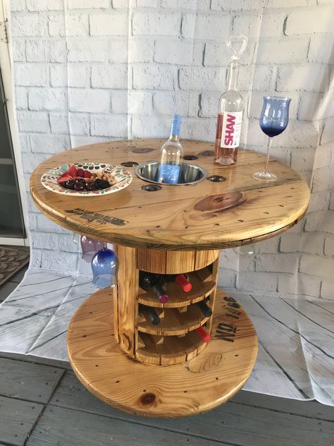 Diy Cable Spool Table, She Shed Decorating Ideas, Cable Spool Furniture, Wooden Spool Tables, Wooden Spool Projects, Spool Furniture, Spool Tables, Diy Outdoor Bar, Wood Spool