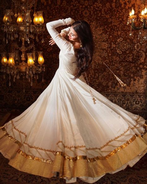 Gowns Dresses Indian, Dance Photography Poses, Desi Fashion Casual, Frock Dress, Girls Dp Stylish, Indian Photoshoot, Fancy Dresses Long, Indian Dresses Traditional, Traditional Indian Outfits