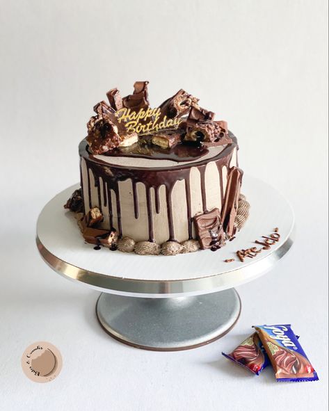 Moist chocolate cake frosted with chocolate whippedcream, dripped with chocolate, and topped with chocholate bars. Chocolate Moist Cake Design, Chocolate Moist Cake, Chocolate Cake Frosting, Chocolate Drip Cake, Moist Cake, Chocolate Drip, Moist Chocolate Cake, Drip Cake, Moist Cakes