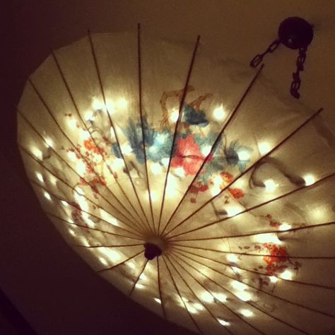 Paper umbrella light hanging Asian Bedroom Decor, Asian Umbrella, Asian Bedroom, Parasol Lights, Chinese Birthday, Umbrella Decorations, Lamps Ideas, Japanese Umbrella, Umbrella Lights