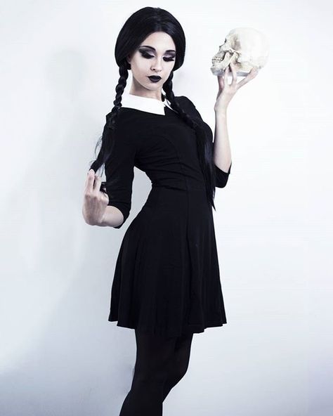 Wednesday Addams Cosplay, Wednesday Addams Costume, Halloween Coustumes, Fantasias Halloween, Hen Do, Gothic Beauty, Gothic Girls, Wednesday Addams, Cosplay Dress