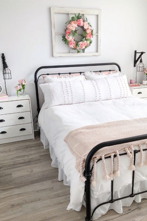 Pink Farmhouse Bedroom, Cottage Farmhouse Bedroom, Pink Farmhouse, Farmhouse Style Bedroom, Design Ložnic, Gorgeous Farmhouse, Guest Room Ideas, Diy Apartment Decor, Guest Bedroom Ideas