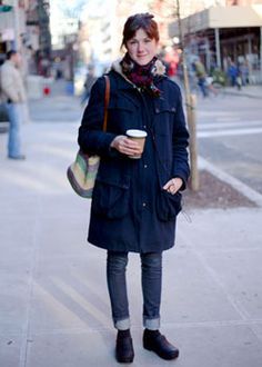 Dansko Clogs Outfit Winter, Sanita Clogs Outfit, How To Wear Clogs With Jeans, Dansko Outfits, Clogs Street Style, Dansko Clogs Outfit, Clogs Outfit Winter, Fall Outfits Jeans, Building Outfits