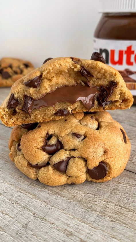 NUTELLA STUFFED NYC COOKIES 😍 Omg you guys… I am in love with these cookies!! ❤️ It’s always difficult getting cookies to stay nice and… | Instagram Nutella Filled Cookies, Nyc Cookies, Nutella Cookies, Filled Cookies, Food Babe, Lost 100 Pounds, Sweet Snacks Recipes, I Am In Love, Am In Love