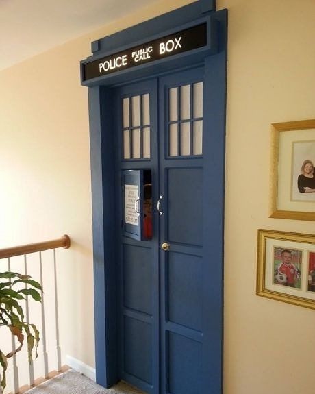 Dr Who Fan Official on Instagram: “Tardis bedroom door !!!❤ #doctorwhofandom #drwho #dw #tardis #billiepiper #rosetyler #9thdoctor #ninthdoctor #christophereccleston…” Tardis Door, Zimmer Diy, Ninth Doctor, Geek Decor, Police Box, Vintage Cafe, Happy 50th, Bedroom Door, Wibbly Wobbly Timey Wimey Stuff