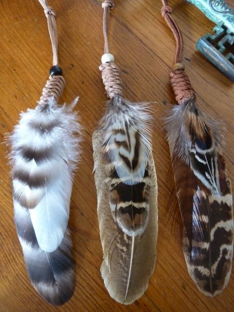 Smudging Feathers, Feather Crafts Diy, Mirror Charms, Feather Diy, Feather Decor, Feather Fan, Native American Crafts, Hapkido, Nativity Crafts